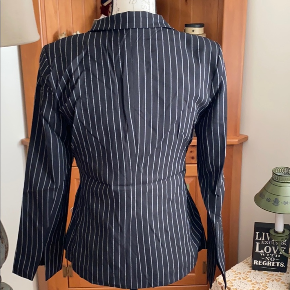 Beautiful Blazer - Picture 4 of 10